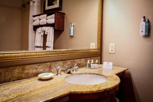 科尔顿艾罗海德贝斯特韦斯特优质酒店的一间带水槽和大镜子的浴室