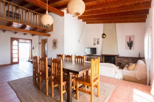 拉莫拉Can Juan Pedro的用餐室以及带桌椅的起居室。
