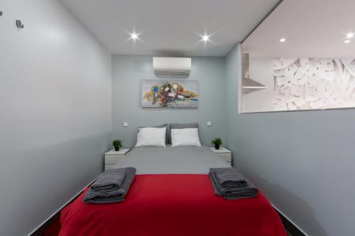 马德里WindRose 4的一间卧室配有一张带红色毯子的床