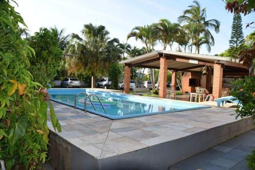 佩鲁伊比巴尔加斯佩鲁伊比酒店的一个带庭院和凉亭的游泳池