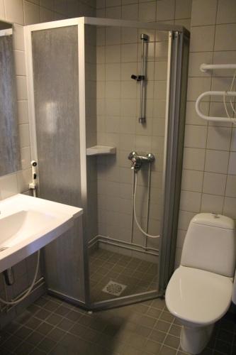 罗瓦涅米鲁道夫圣诞老人酒店的带淋浴、卫生间和盥洗盆的浴室