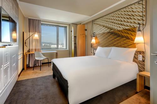 曼彻斯特宜必思曼切斯特圣切尔西酒店的一间设有大床和窗户的酒店客房