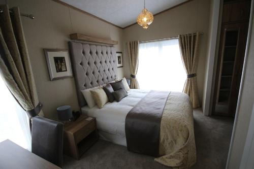 珀斯Tweed Lodge的一间卧室设有一张大床和一个窗户。