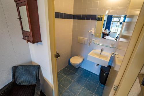 埃尔讷沃德斯美维尔住宿加早餐旅馆的一间带卫生间和水槽的小浴室