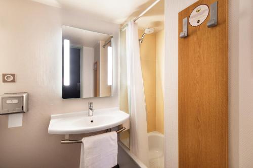 圣普列斯特B&B HOTEL Lyon St Priest的一间带水槽和镜子的浴室