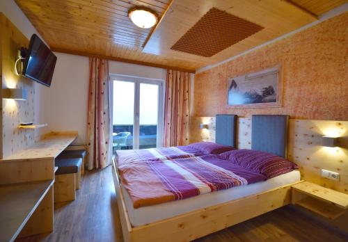 魏勒格斯本灵拉芙旅馆的一间卧室配有一张床和一张书桌