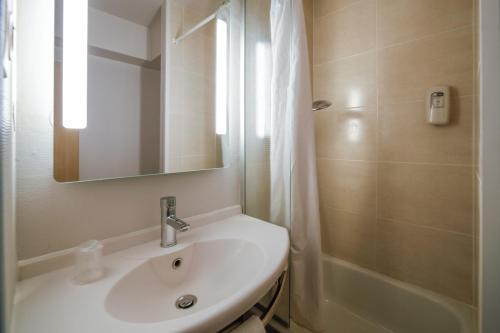圣埃尔布兰B&B HOTEL Nantes Atlantis Le Zenith的一间带水槽、淋浴和镜子的浴室