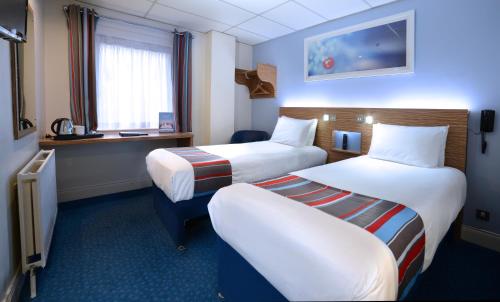 贝尔法斯特旅程住宿贝尔法斯特酒店的酒店客房设有两张床和窗户。