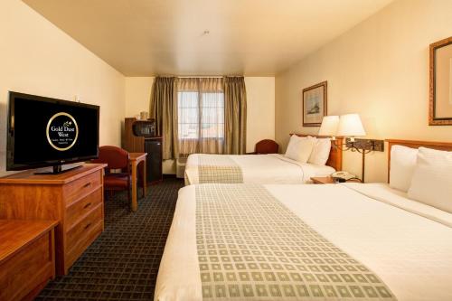 卡森市砂金西酒店的酒店客房设有两张床和一台平面电视。