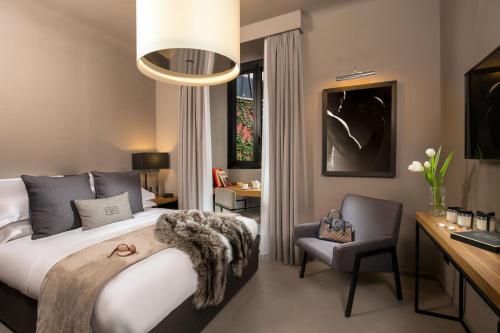 罗马Parioli Place B&B的一间卧室配有一张床、一张桌子和一把椅子