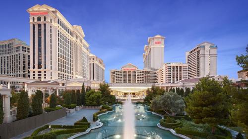 拉斯维加斯凯撒宫赌场度假酒店的一座拥有高楼城市中心的喷泉