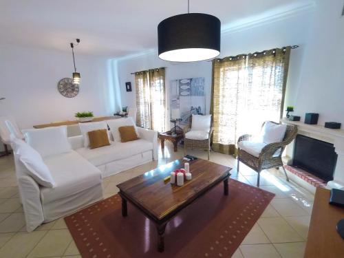 维拉摩拉Encosta das Oliveiras 49D的客厅配有白色的沙发和桌子
