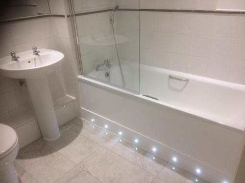 利物浦Liverpool Apartments的带浴缸、盥洗盆和卫生间的浴室