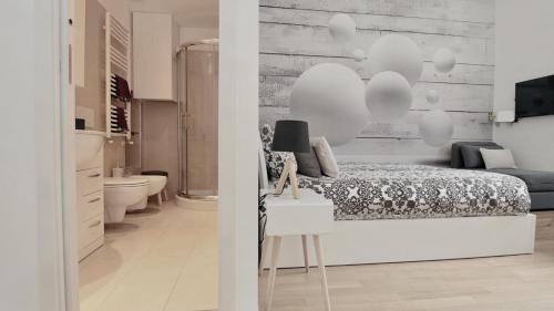 米兰纳维格利里帕蒂希内斯P&D公寓的一间白色卧室,配有床和一间浴室