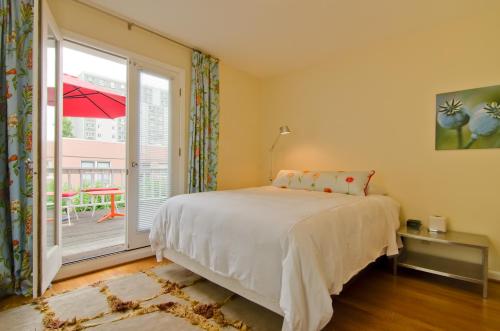 波特兰多伊尔洛夫乔伊酒店的一间卧室设有一张床和一个大窗户