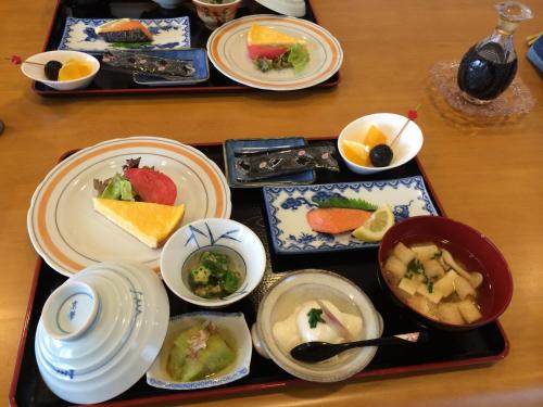 熊本玉木旅馆的盘子和碗的食物托盘