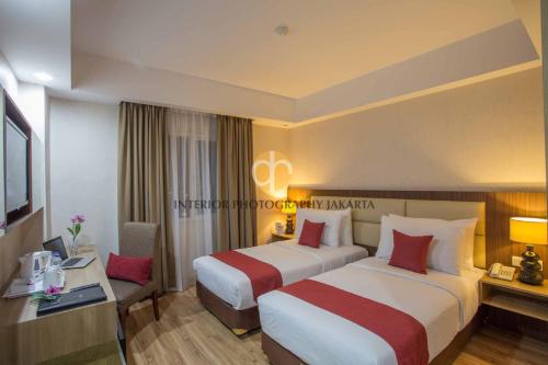当格浪班达拉果园酒店的酒店客房配有两张床和一张书桌