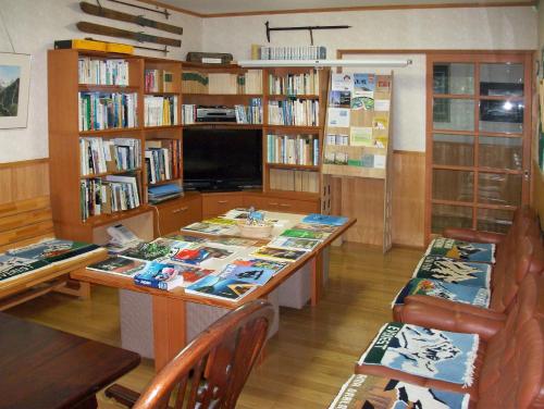 松本上高地西伊豆山日式旅馆的图书馆,藏有长桌和书架
