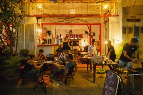 马德望Pomme Hostel Restaurant & Bar - Private Sleeping Cabins的相册照片