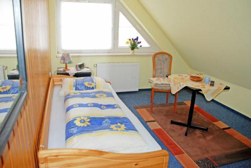 巴贝Pension mit Fruehstueck im Ostseebad的配有桌子和窗户的客房内的两张床
