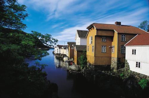 SogndalsstrandSogndalstrand Kulturhotell的河边的一排房子