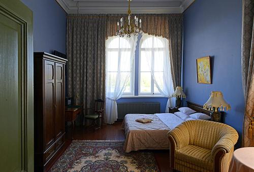 Bīriņi菲尔斯比利努酒店的卧室配有床、椅子和窗户。