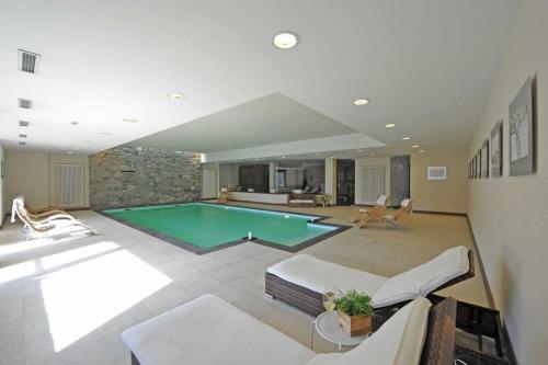 安泰伊-萨伊恩特-安德尔埃蒂斯尔庄园酒店的一个带游泳池的大客厅