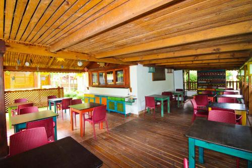 塔卡马卡塔卡马拉绿色住宿加早餐旅馆的餐厅设有许多桌椅和木制天花板。