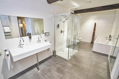马斯特里赫特Saillant Hotel Maastricht City Centre - Auping Hotel Partner的一间带两个盥洗盆和淋浴的浴室