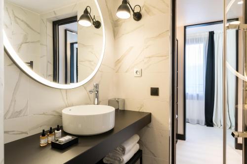 巴黎城市拉萨Spa酒店的一间浴室