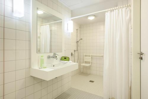 柏林宜必思快捷柏林亚历山大广场酒店的白色的浴室设有水槽和镜子