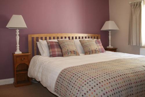 凯西克StoneyGill A的一间卧室配有一张带枕头的床和两盏灯。
