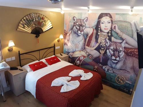 伦敦中央酒店的一间卧室配有一张壁画床