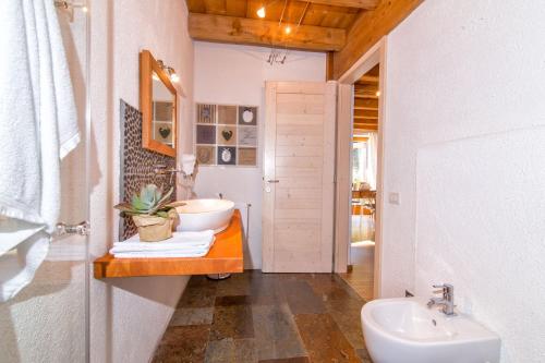 阿科Sweet Laghel Apartments的一间带水槽和卫生间的浴室