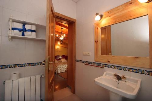 坎巴多斯Casa Mariñeira Lourdes的一间带水槽和镜子的浴室