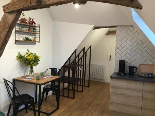 贝叶La Tour Bayeux的厨房以及带桌椅的用餐室。