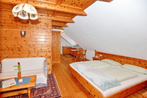 Ebene ReichenauDicktlhof的一间卧室配有一张大床和一张桌子