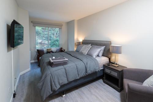 旧金山Serene Condo in SF/North Beach/Telegraph Hillside的一间卧室设有一张大床和一个窗户。