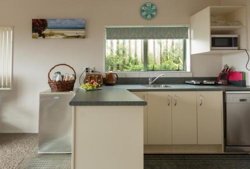 怀蒂昂格Ocean View B&B的厨房配有白色橱柜和台面