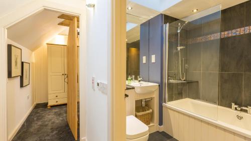 爱丁堡Hayloft Edinburgh的浴室配有卫生间、盥洗盆和浴缸。