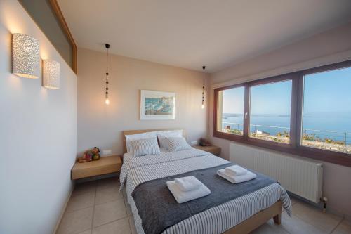 干尼亚Sody Magnificent Bay View的一间卧室配有一张床,上面有两条毛巾