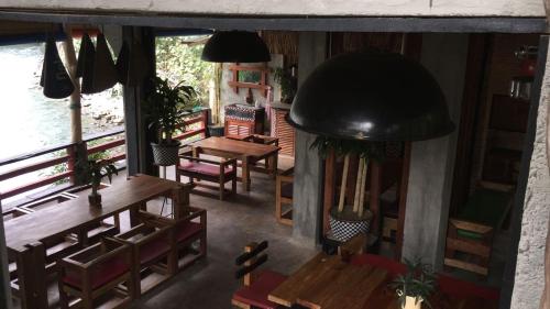 Waterstone Guesthouse餐厅或其他用餐的地方