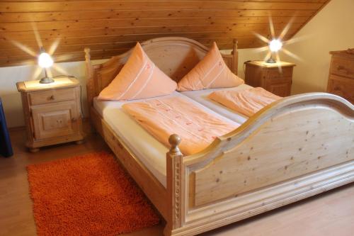 希尔沙伊德Ferienwohnung Schütz的一间卧室配有一张带2个床头柜和2盏灯的床。