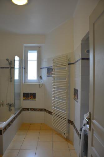 圣马洛Jacques MELCHIOR meublé de tourisme 3 étoiles Intra Muros的带淋浴和盥洗盆的浴室