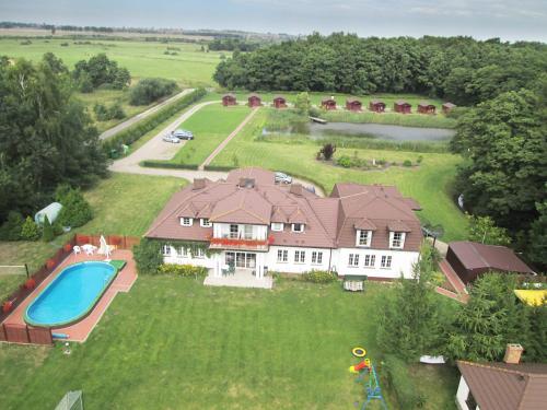 达尔沃沃Leśny Dworek Winnica Darłowo的享有带游泳池的大房子的空中景致