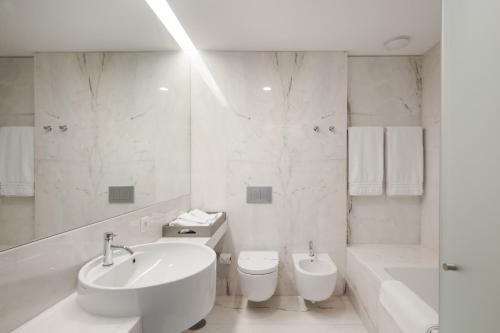 CervãesTorre de Gomariz Wine & Spa Hotel的白色的浴室设有水槽、浴缸和卫生间。