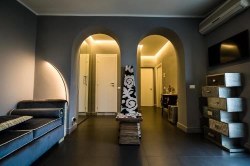 罗马安缇卡洛坎达酒店的走廊上设有拱门,房间设有一张床