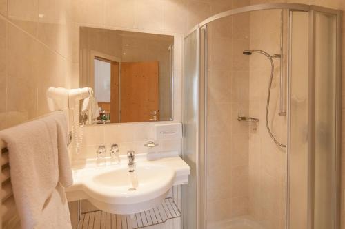 韦尔图尔诺Vinumhotel Feldthurnerhof的一间带水槽和淋浴的浴室