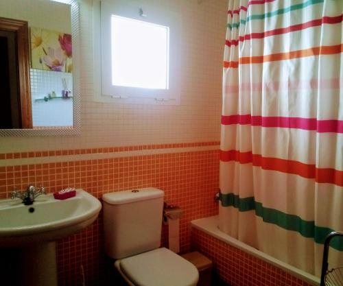 维拉Al-Andalus Thalassa Home Star的一间带卫生间、水槽和窗户的浴室