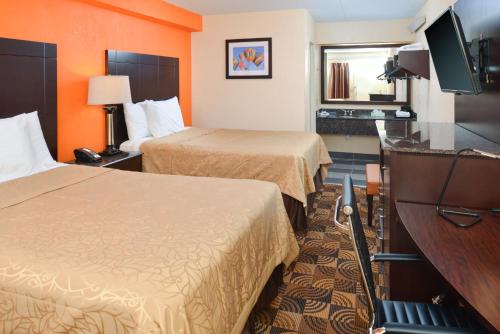 科里奥波利斯匹兹堡机场美国最有价值旅馆的酒店客房设有两张床和一台平面电视。